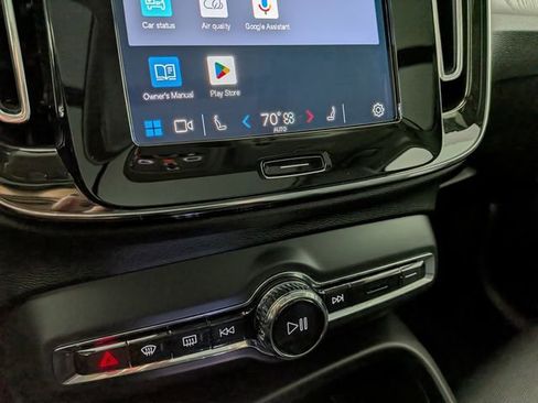 Used 2025 Volvo XC40 B5 Plus image 22