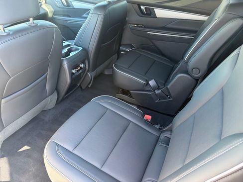 Used 2025 Buick Enclave Preferred AWD/4WD image 26