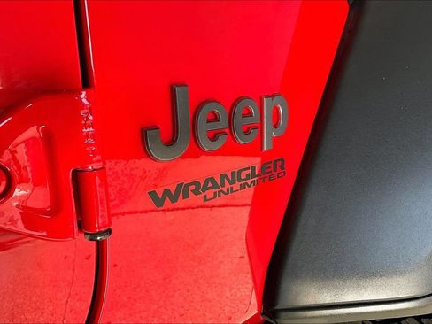 Used 2022 Jeep Wrangler Unlimited Rubicon w/ Cold Weather Group AWD/4WD image 38