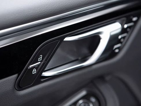 Certified 2025 Porsche Macan image 20