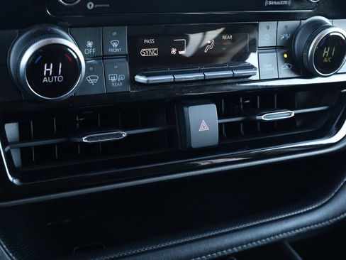 Used 2021 Toyota Highlander L image 22