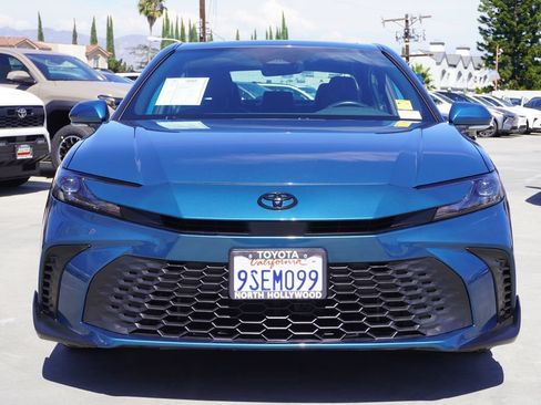 Used 2025 Toyota Camry SE w/ Convenience Package FWD image 2