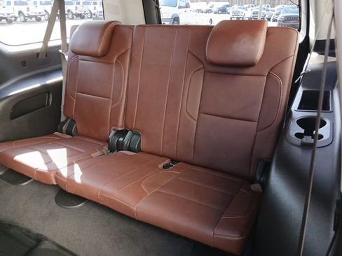Used 2019 Chevrolet Suburban Premier w/ Premier Plus Edition RWD image 17