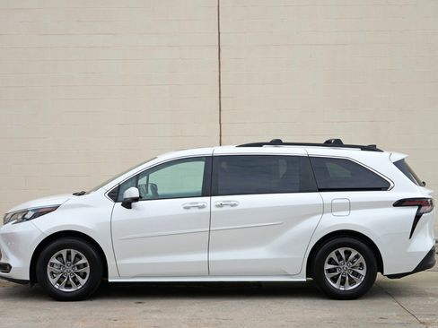 Used 2026 Toyota Sienna XLE FWD image 53