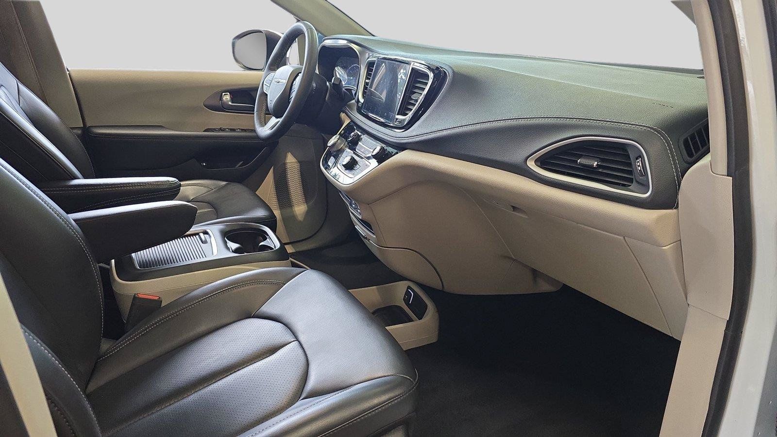 Used 2023 Chrysler Pacifica Touring-L FWD image 16