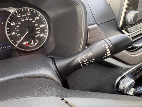 Used 2024 Nissan Altima 2.5 SV FWD image 31