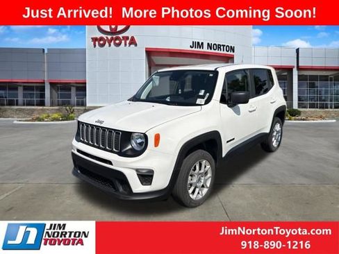 Used 2023 Jeep Renegade Latitude AWD/4WD image 3