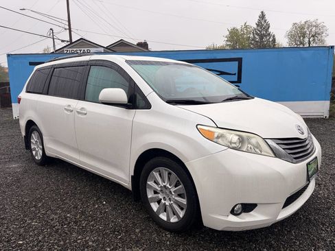 Used 2015 Toyota Sienna XLE w/ XLE Navigation Package image 1