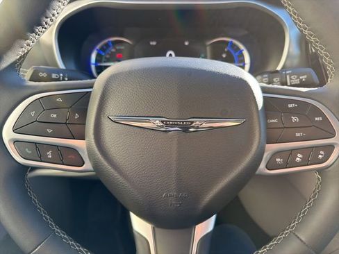 Used 2024 Chrysler Pacifica Select image 15