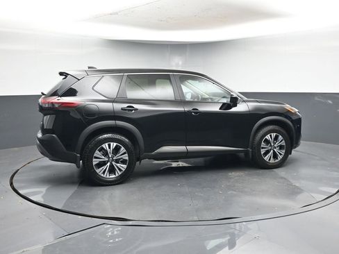 Used 2023 Nissan Rogue SV image 2