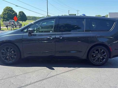 Used 2020 Chrysler Pacifica Touring w/ S Appearance Package FWD image 3
