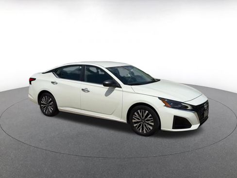 Used 2025 Nissan Altima 2.5 SV FWD image 2