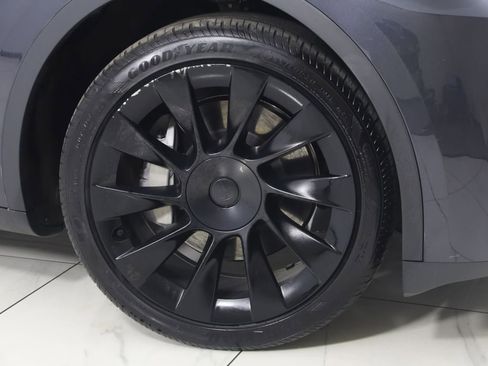 Used 2024 Tesla Model Y Long Range AWD/4WD image 16
