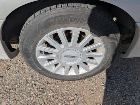 Used 2005 Lincoln Town Car Signature Limited image 8