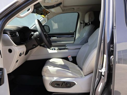Used 2024 Jeep Wagoneer 4WD w/ Premium Group I image 8