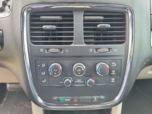 Used 2019 Dodge Grand Caravan SXT FWD image 17