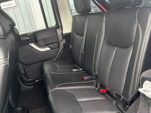 Used 2017 Jeep Wrangler Unlimited Sahara w/ Connectivity Group image 9