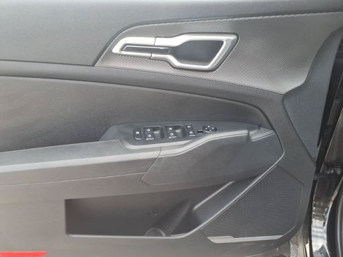 Used 2025 Kia Sportage LX FWD image 16