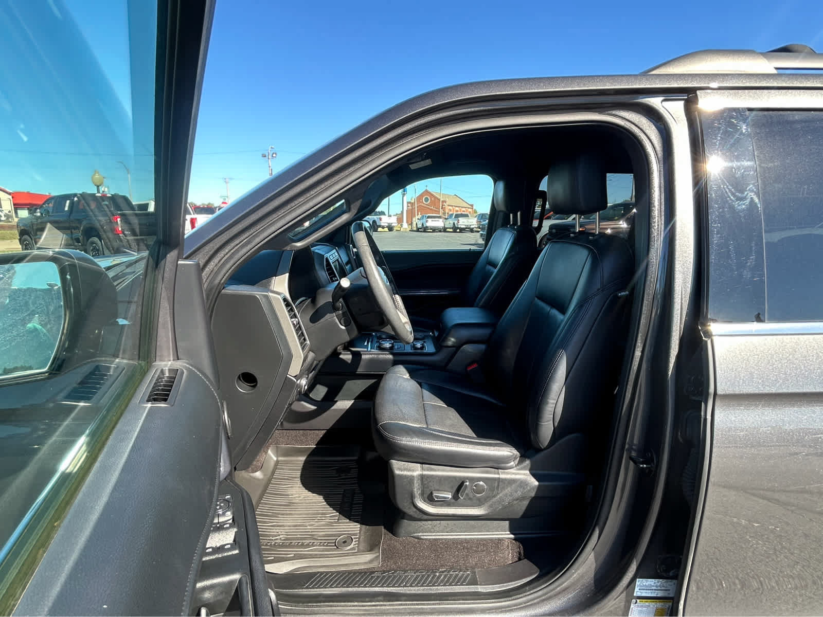 Used 2019 Ford Expedition XLT w/ Equipment Group 202A AWD/4WD image 16