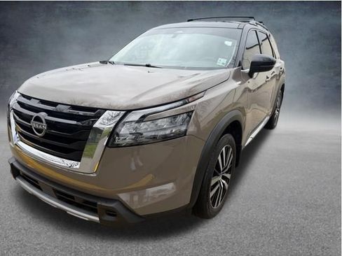 Used 2025 Nissan Pathfinder Platinum FWD image 5