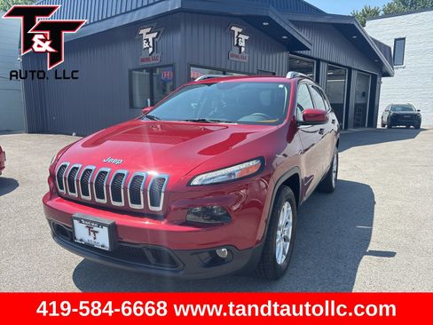 Used 2016 Jeep Cherokee Latitude w/ Cold Weather Group AWD/4WD image 1