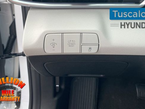 New 2025 Hyundai Elantra Limited image 16