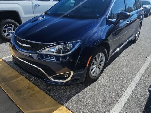 Used 2017 Chrysler Pacifica Touring-L image 3