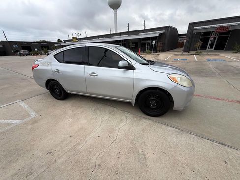 Used 2014 Nissan Versa SV image 5