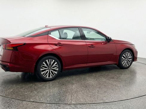 Used 2025 Nissan Altima 2.5 SV FWD image 9