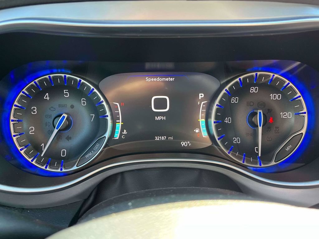 Used 2025 Chrysler Pacifica Limited FWD image 26
