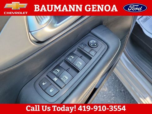 Used 2025 Chrysler Pacifica Select FWD image 11