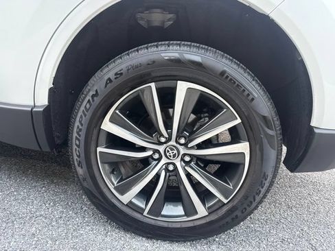 Used 2024 Toyota Venza LE AWD/4WD image 10