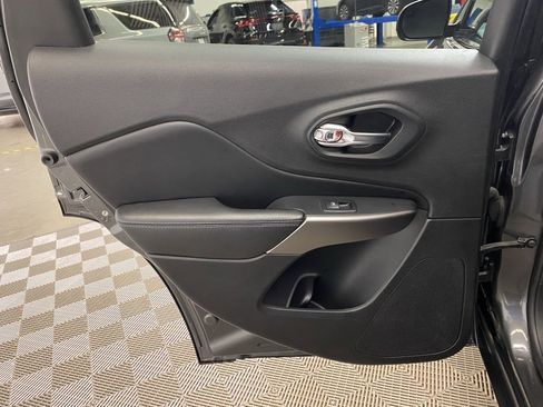 Used 2019 Jeep Cherokee Latitude Plus w/ Cold Weather Group image 19