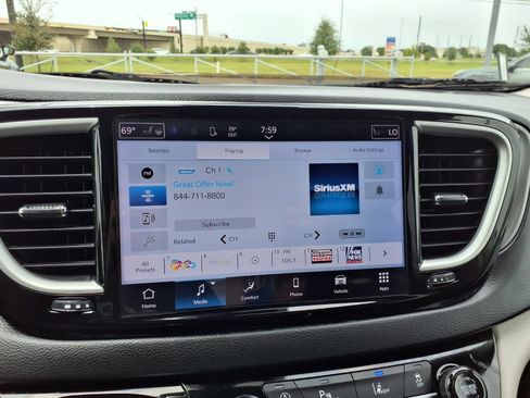 Used 2024 Chrysler Pacifica Touring-L FWD image 19