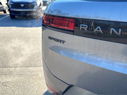 Used 2023 Land Rover Range Rover Sport SE Dynamic image 36