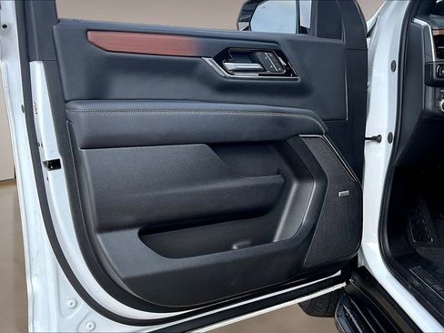 Used 2025 GMC Yukon Denali AWD/4WD image 18