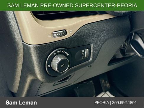 Used 2018 Jeep Cherokee Latitude w/ Cold Weather Group image 10