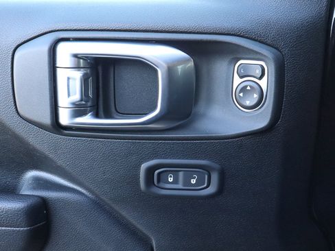 Used 2023 Jeep Wrangler Unlimited image 17