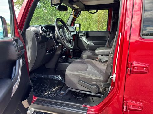 Used 2013 Jeep Wrangler Unlimited Sahara w/ Dual Top Group AWD/4WD image 19