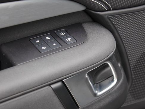 Certified 2025 Land Rover Discovery Dynamic SE image 13