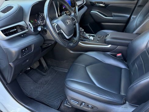 Certified 2023 Toyota Highlander XLE image 18