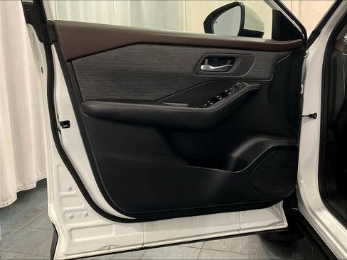 Used 2023 Nissan Rogue SV image 9