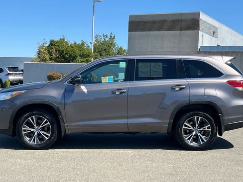 Used 2017 Toyota Highlander LE w/ Carpet Mat Package AWD/4WD image 9