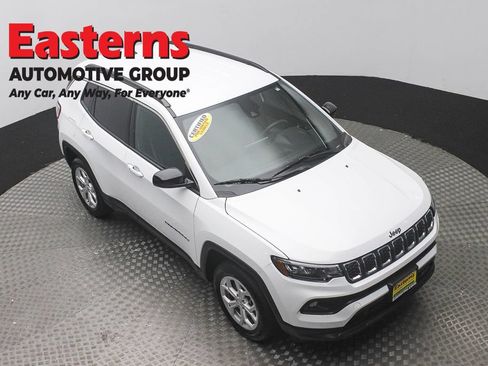 Used 2024 Jeep Compass Latitude AWD/4WD image 3
