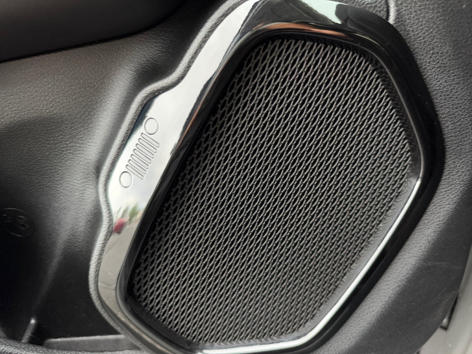 Used 2020 Jeep Renegade Altitude FWD image 27