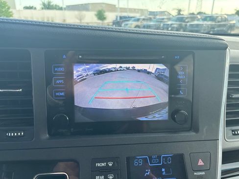 Used 2017 Toyota Sienna XLE FWD image 18