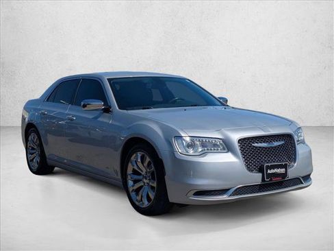 Used 2020 Chrysler 300 Touring w/ Chrome Appearance Package RWD image 3