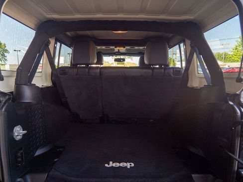 Used 2016 Jeep Wrangler Unlimited Sahara w/ Connectivity Group AWD/4WD image 10
