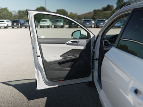 New 2025 Volkswagen Taos SE image 25