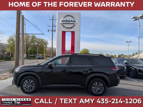 Used 2025 Nissan Pathfinder SV image 1